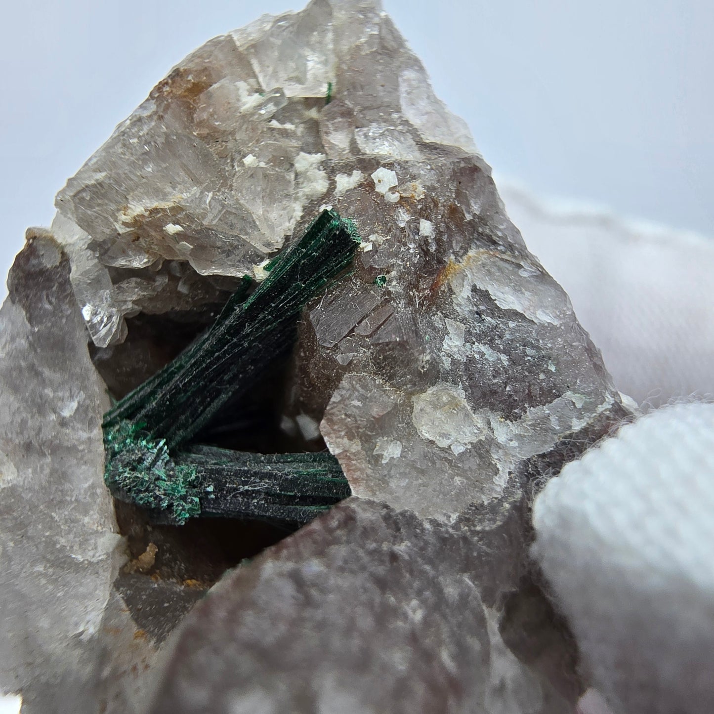 Seltene Malachit XX auf Quarz Stufe lange Kristalle Kaokoveld Namibia 34*22*24mm
