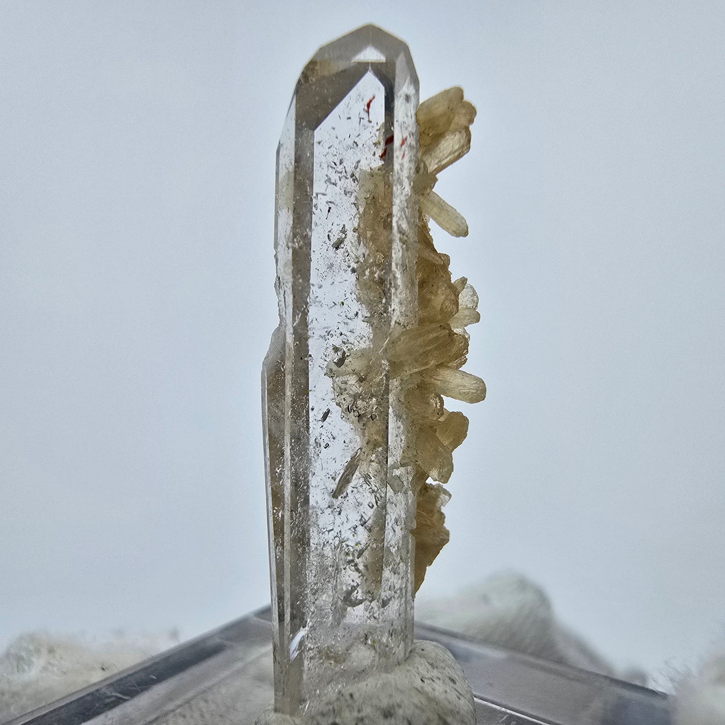 Cristal de quartz fumé Harlequin Phantom avec stilbite Goboboseb, Namibie 31*9*8mm