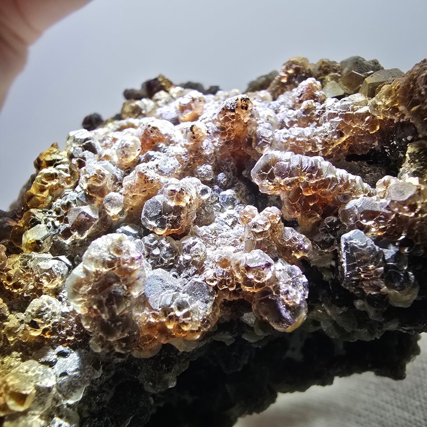 Fluorite fantôme XL, muscovite, hyalite, quartz fumé, tourmaline Schörl, Erongo, Namibie, 100 x 97 x 69 mm