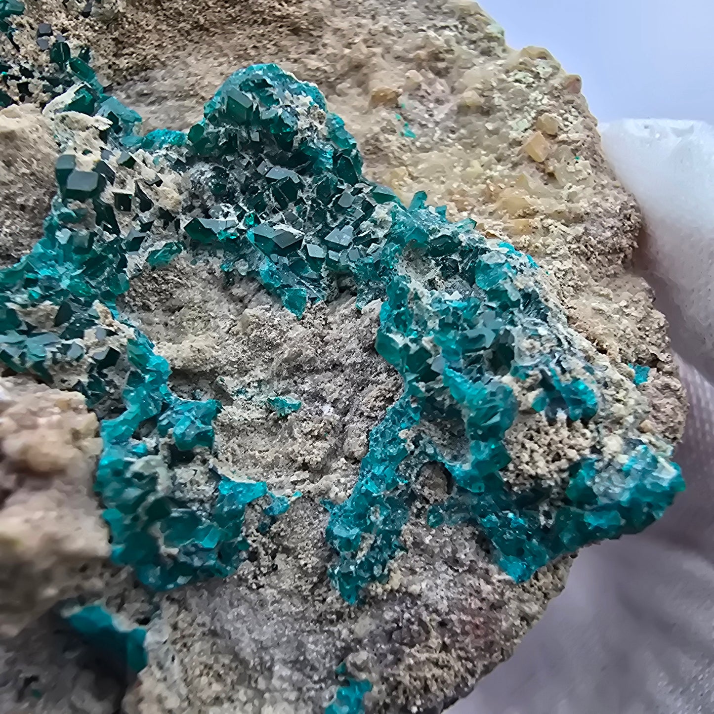 Rare spécimen de dioptase sur quartz Kaokoveld, Namibie 61*56*29mm Collection de minéraux