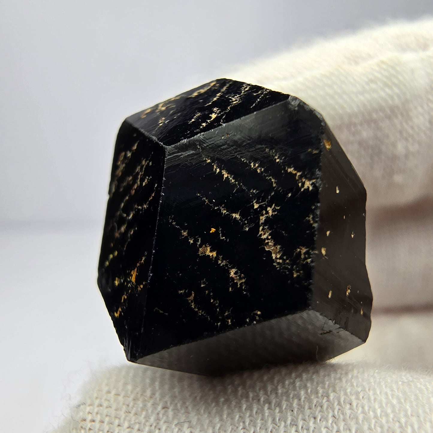 Symmetrischer Schörl Turmalin schwarz glänzend Erongo, Namibia 24*17*16mm