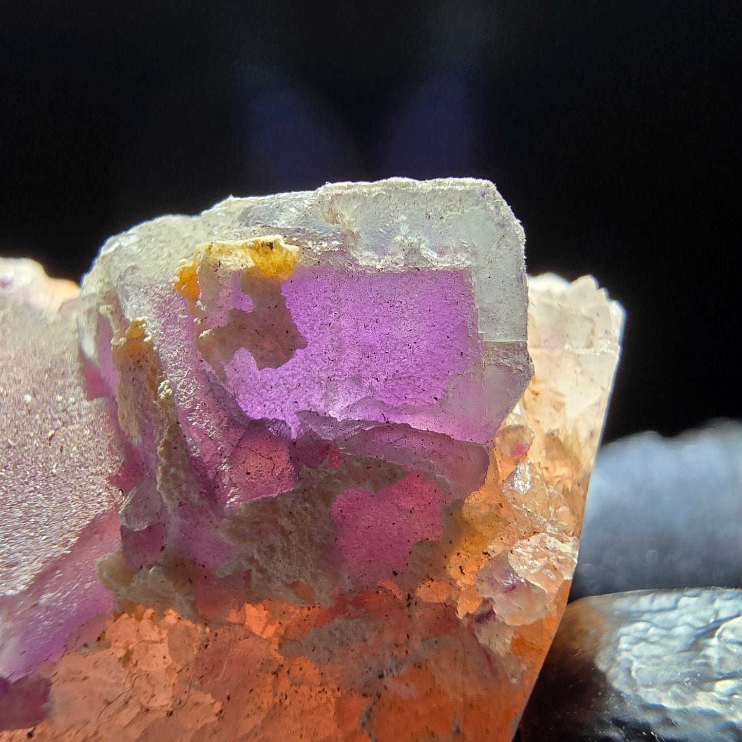 Cube de fluorite fantôme sur scène de quartz violet vert Omehane, Namibie 52*42*22mm