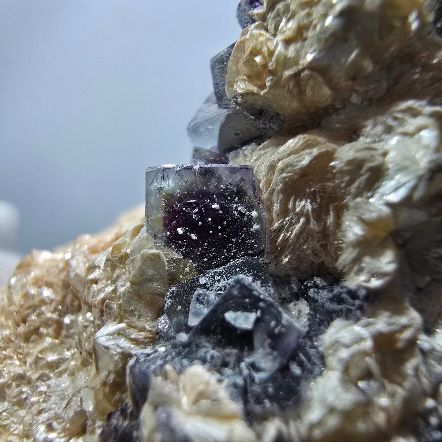 Cubes de fluorite fantôme colorés, spécimen de muscovite, Erongo, Namibie, 49 x 46 x 42 mm