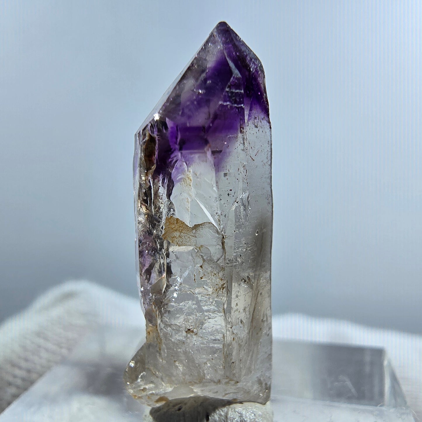 Pointe de sceptre en améthyste fantôme rare à Goboboseb, Namibie, 26 x 9 x 7 mm