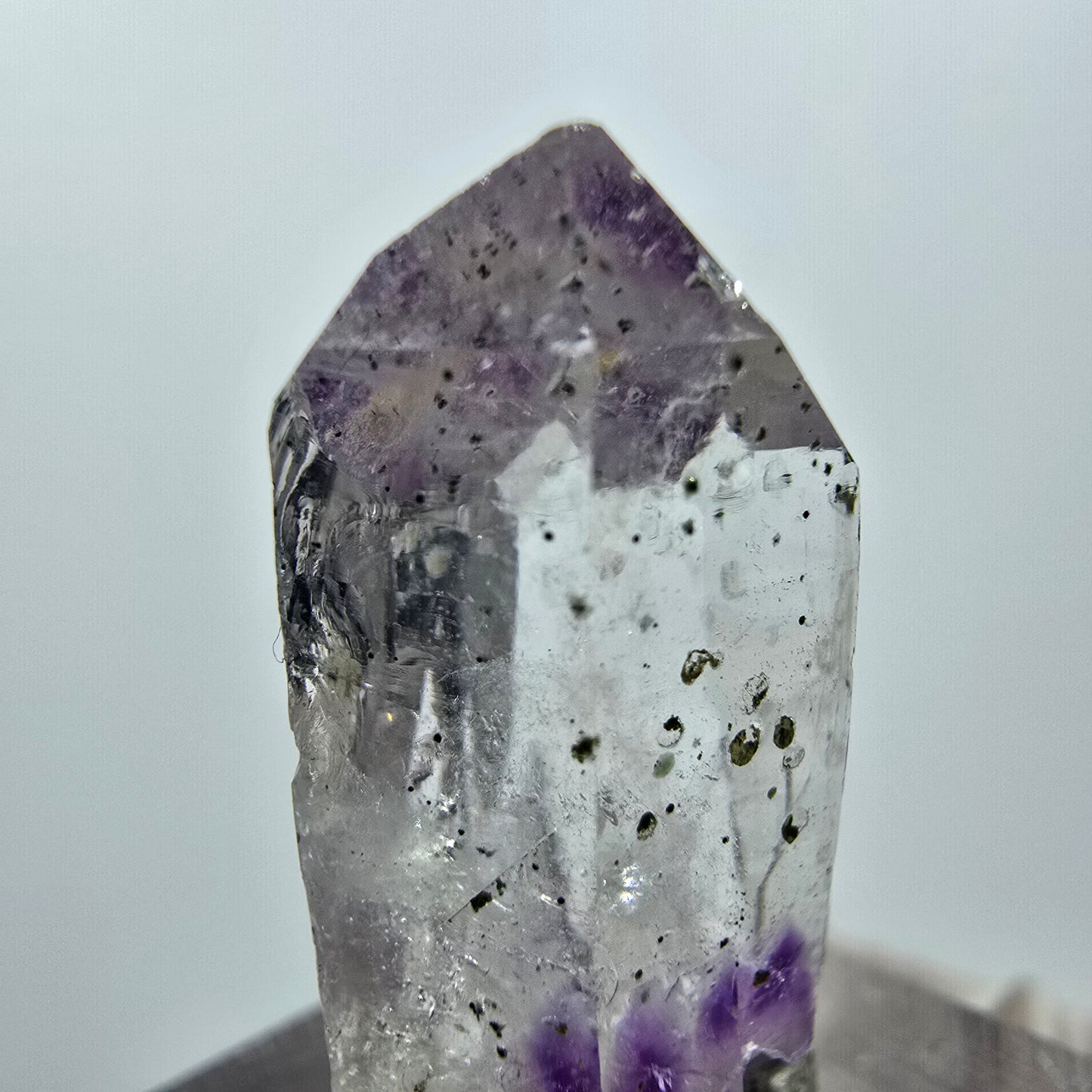 Améthyste fantôme avec hématite, mine Streep, Goboboseb, Namibie, 27 x 13 x 10 mm