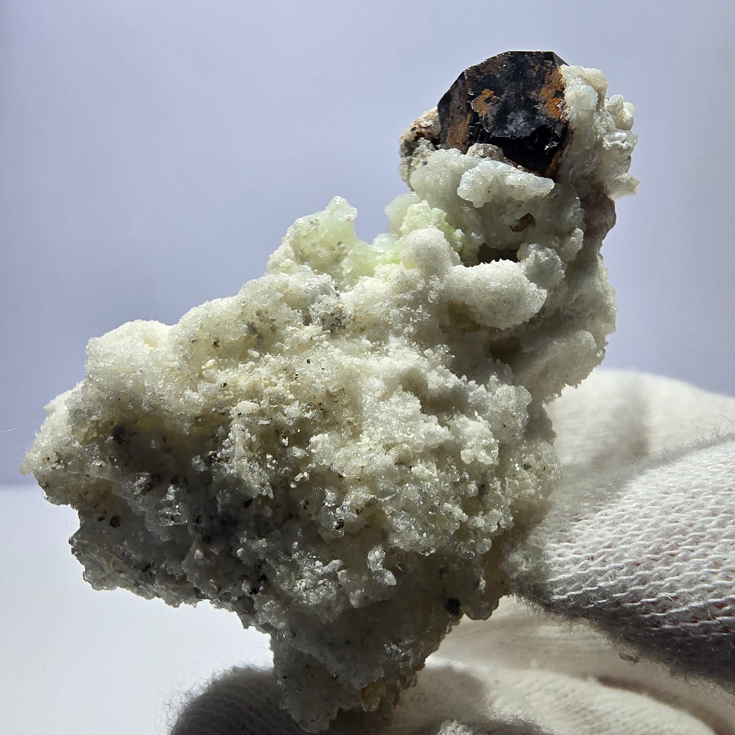 Spécimen rare d'opale hyalite (minéral UV) de tourmaline Schorl, Erongo, Namibie, 64 x 50 x 36 mm