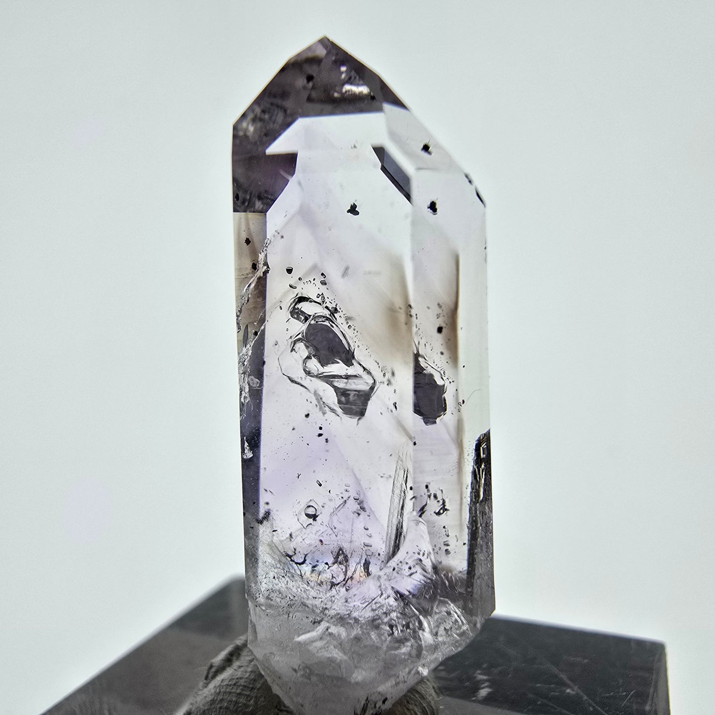 Améthyste fantôme Enhydro avec hématite Streep Mine, Goboboseb, Namibie 31 x 13 x 9 mm