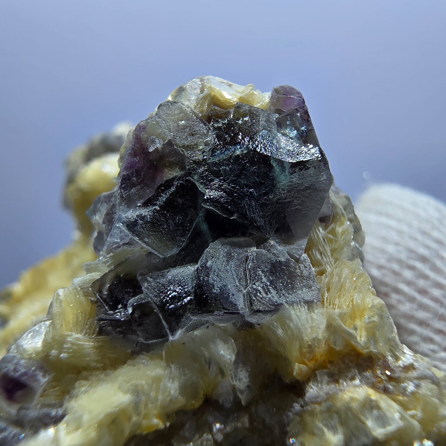 Cubes de fluorite fantôme colorés, spécimen de calcite muscovite UV, Erongo, Namibie, 63 x 52 x 31 mm