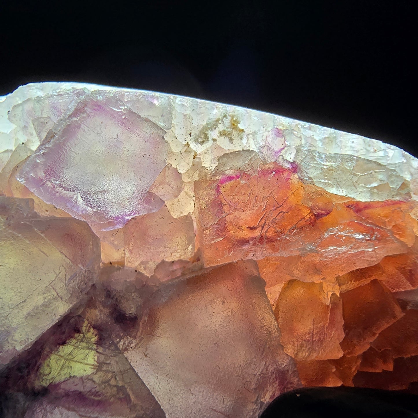 Cube de fluorite fantôme sur scène de quartz violet vert Omehane, Namibie 67*50*17mm