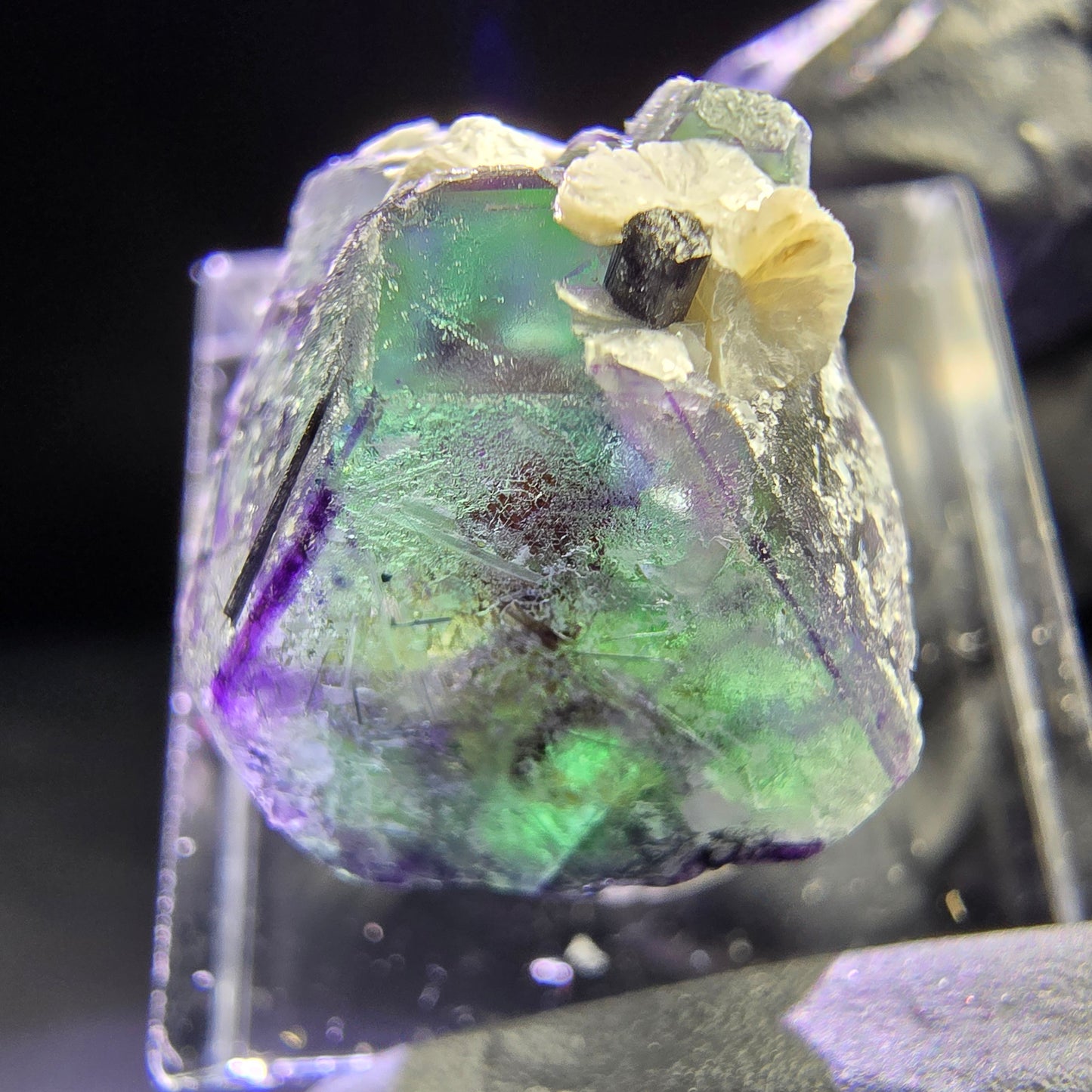 Zonarer Fluorit Kristall mit Schörl und Muskovit 19*15*14mm aus Erongo, Namibia
