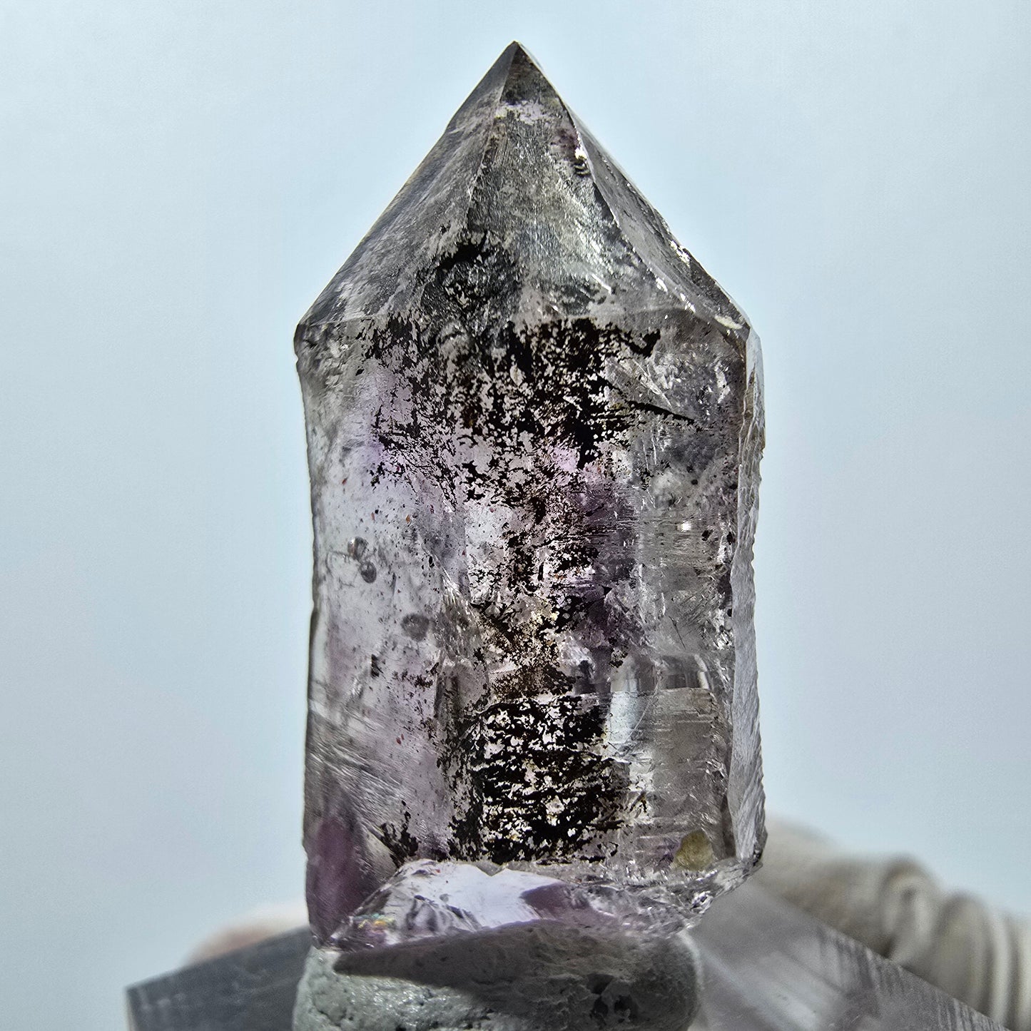 Pointe de sceptre squelette en améthyste fantôme, Goboboseb, Namibie, 39 x 19 x 12 mm