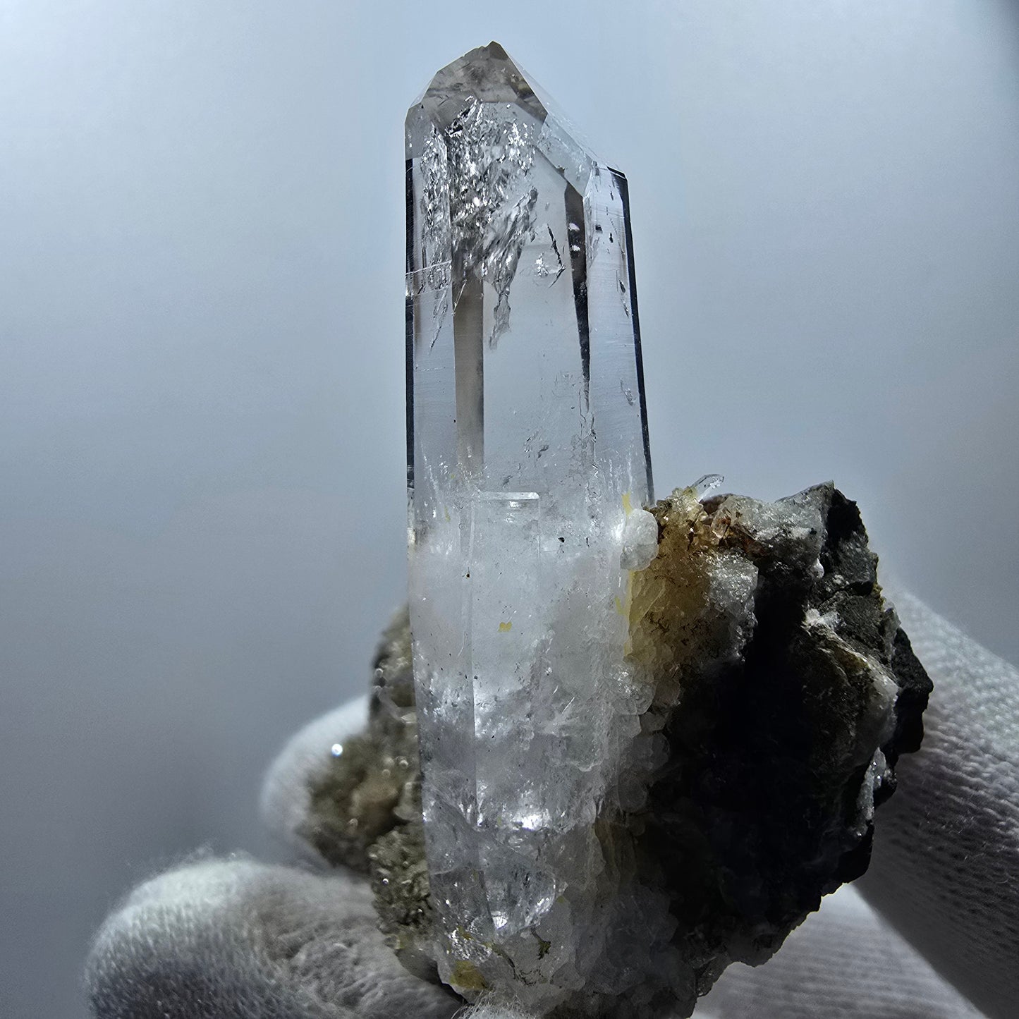 Quartz fumé fantôme, calcite UV sur matrice, spécimen Valentine Pocket Gobobs. Namibie, 68 x 59 x 45 mm.