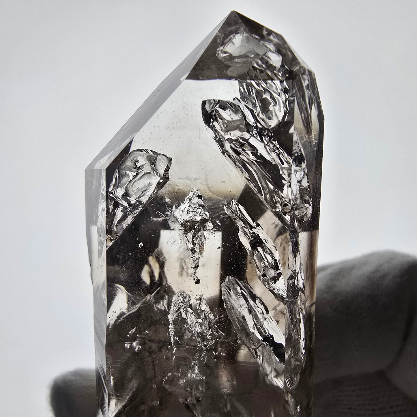 Sceptre en quartz fumé Window Phantom, calcite UV Valentine Pocket Goboboseb Namibie 90 x 38 x 25 mm