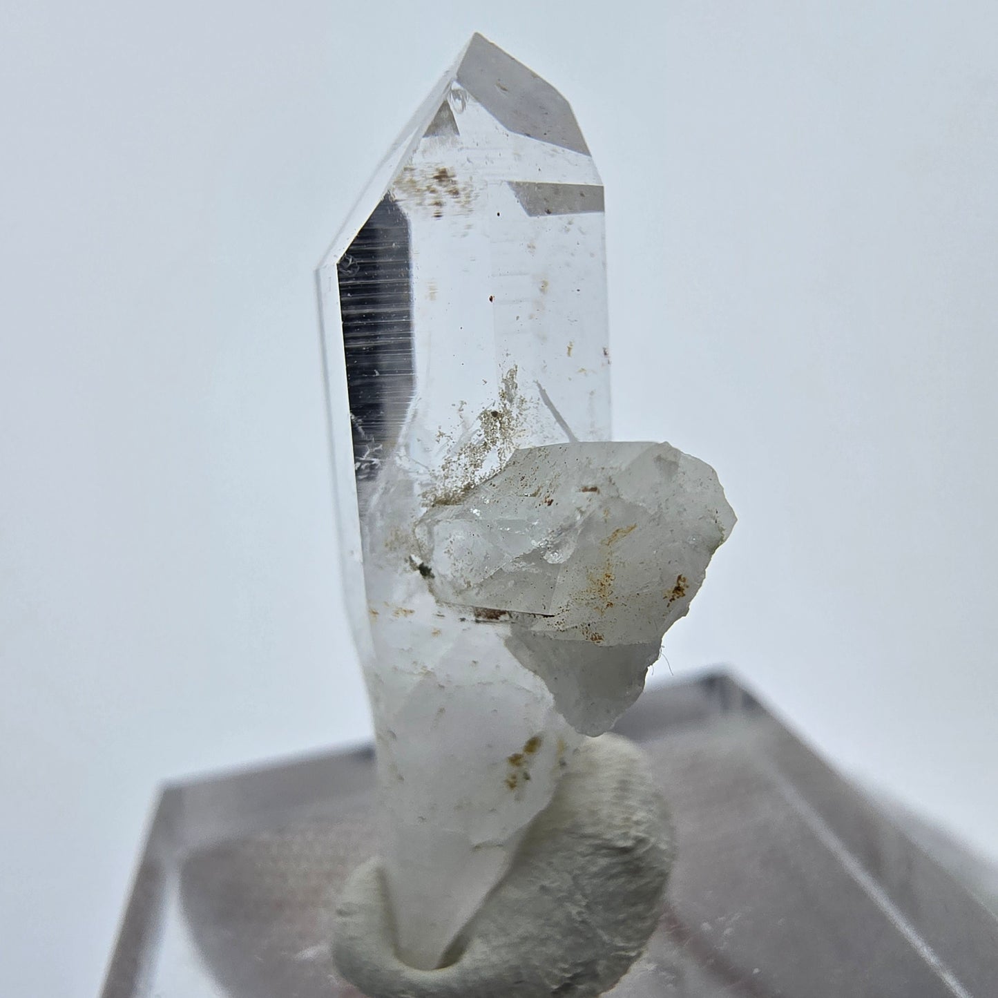 Klarer Bergkristall Quarz mit UV Calcit Streep Mine Goboboseb Namibia 29*14*9mm