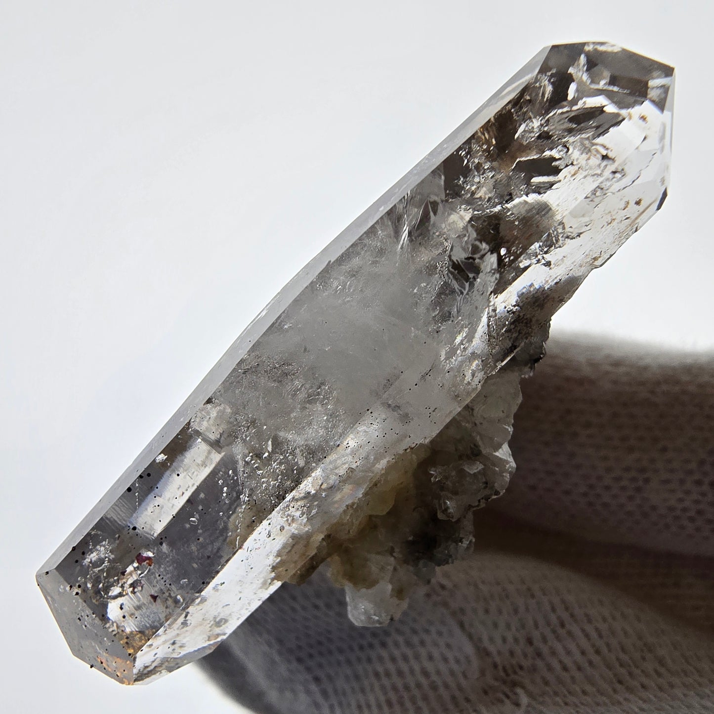 Sceptre DT en quartz fumé fantôme, poche Analcime sur Matrix Valentine, Namibie 47 x 37 x 17 mm