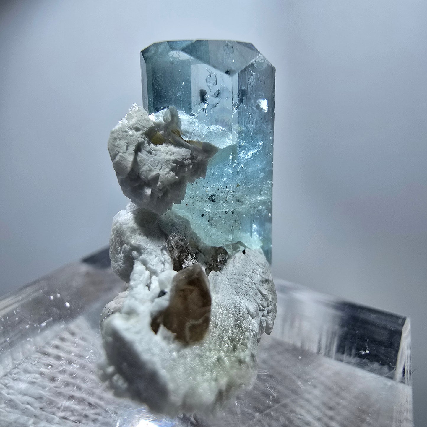 Seltener Aquamarin X mit Hyalit, Orthoklas Erongo, Namibia 20*17*11mm