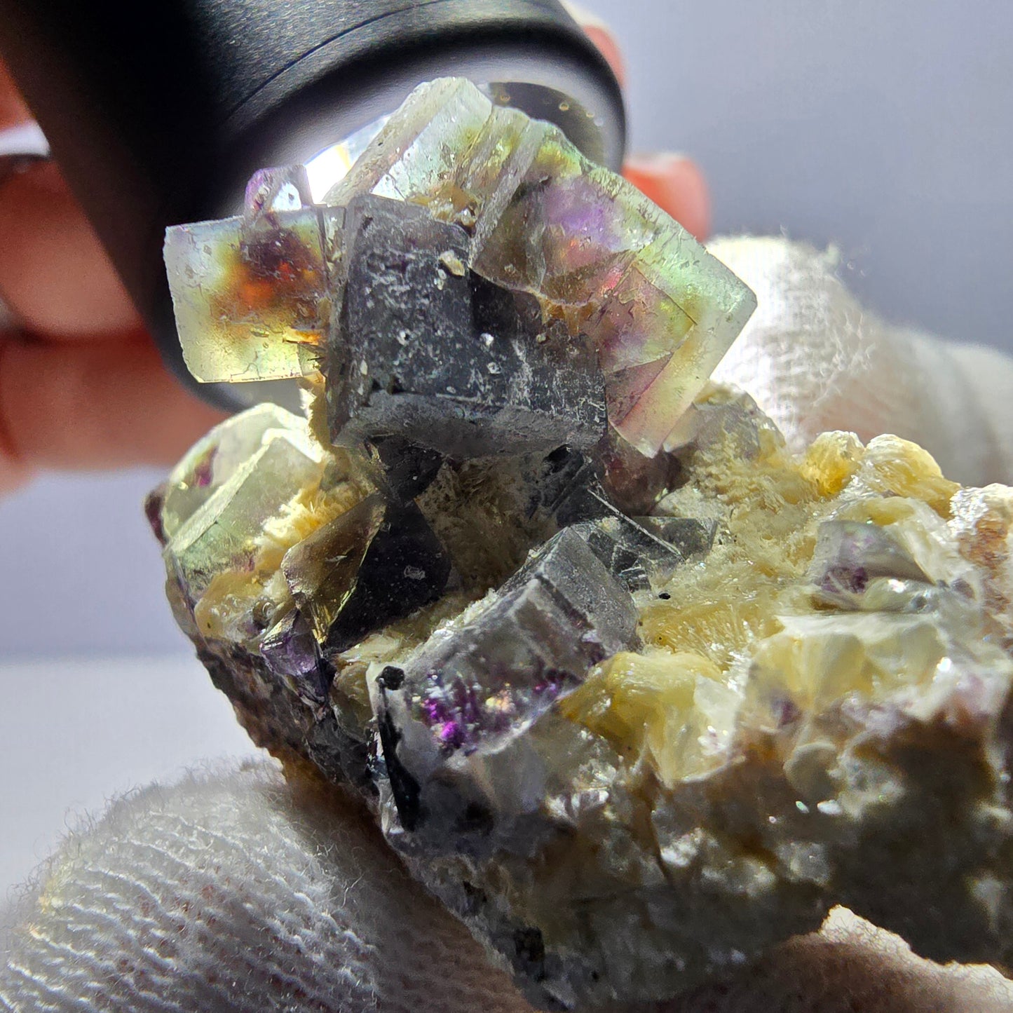 Spécimen de fluorite fantôme colorée, tourmaline scholle, muscovite, Erongo, Namibie, 43 x 31 x 25 mm