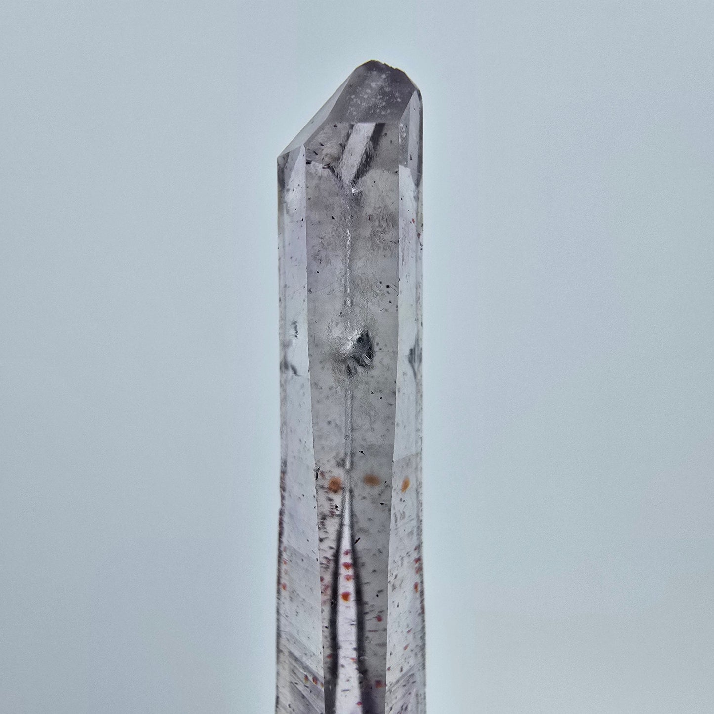 Phantom Amethyst Zepter Spitze aus Goboboseb, Namibia 43*8*5mm, Sammlung
