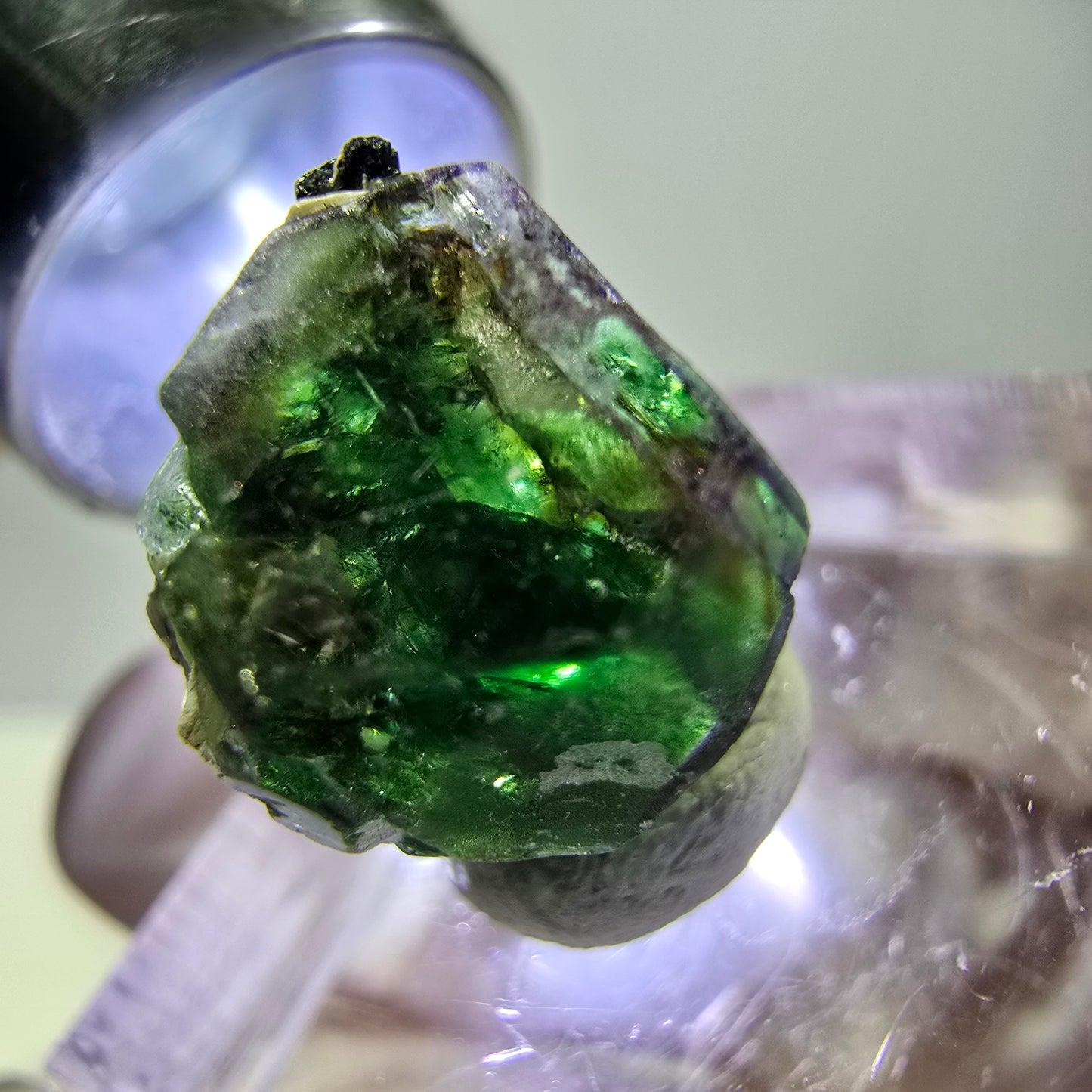Cube hexagonal de fluorite fantôme, muscovite, tourmaline Schörl, Erongo, Namibie, 14 x 13 x 13 mm