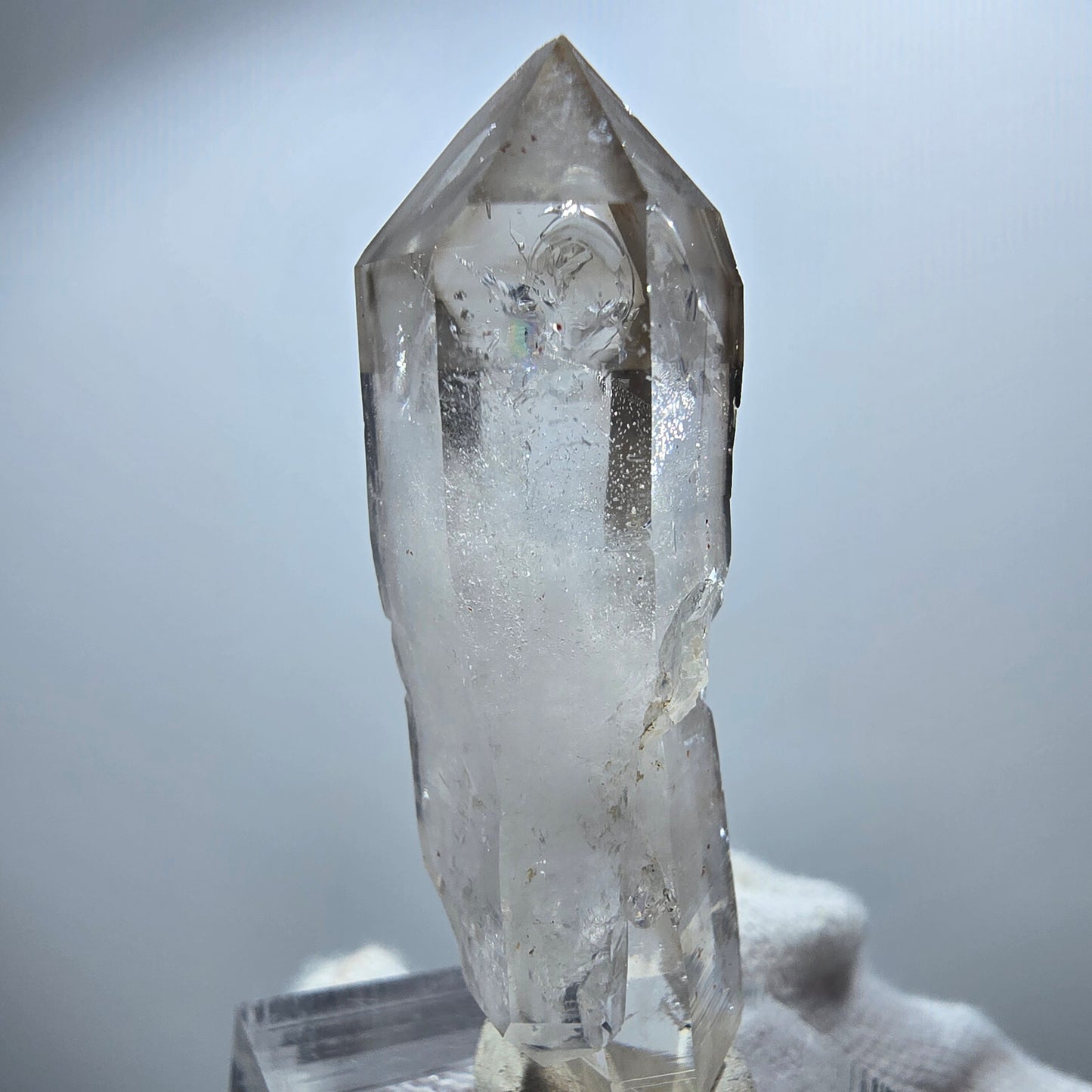 Sceptre en quartz fumé fantôme transparent, DT Point Goboboseb, Namibie, 47 x 16 x 15 mm