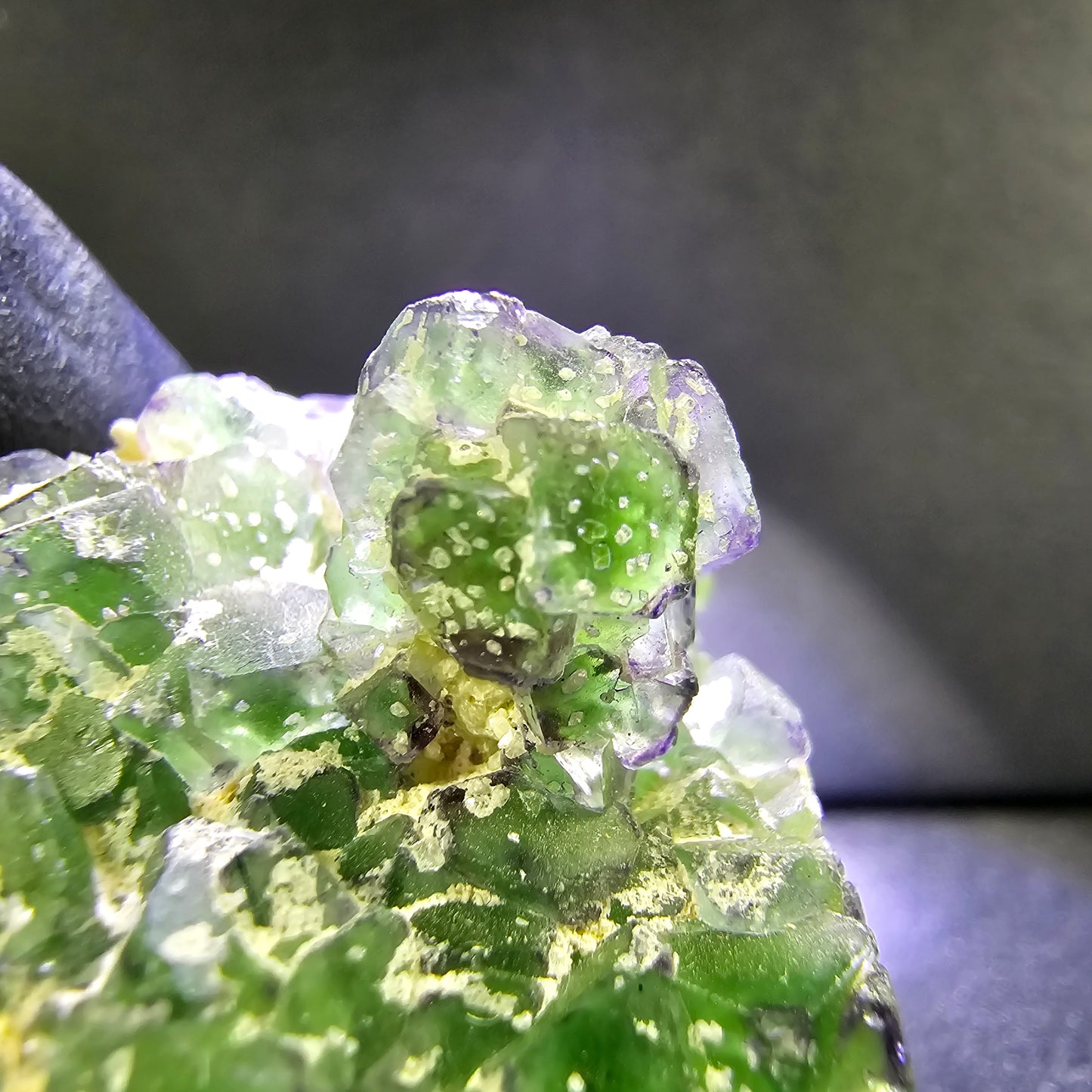 Klare Phantom Fluorit mit Schörl Muskovit Stufe grün lila Erongo, Namibia 28*24*18mm