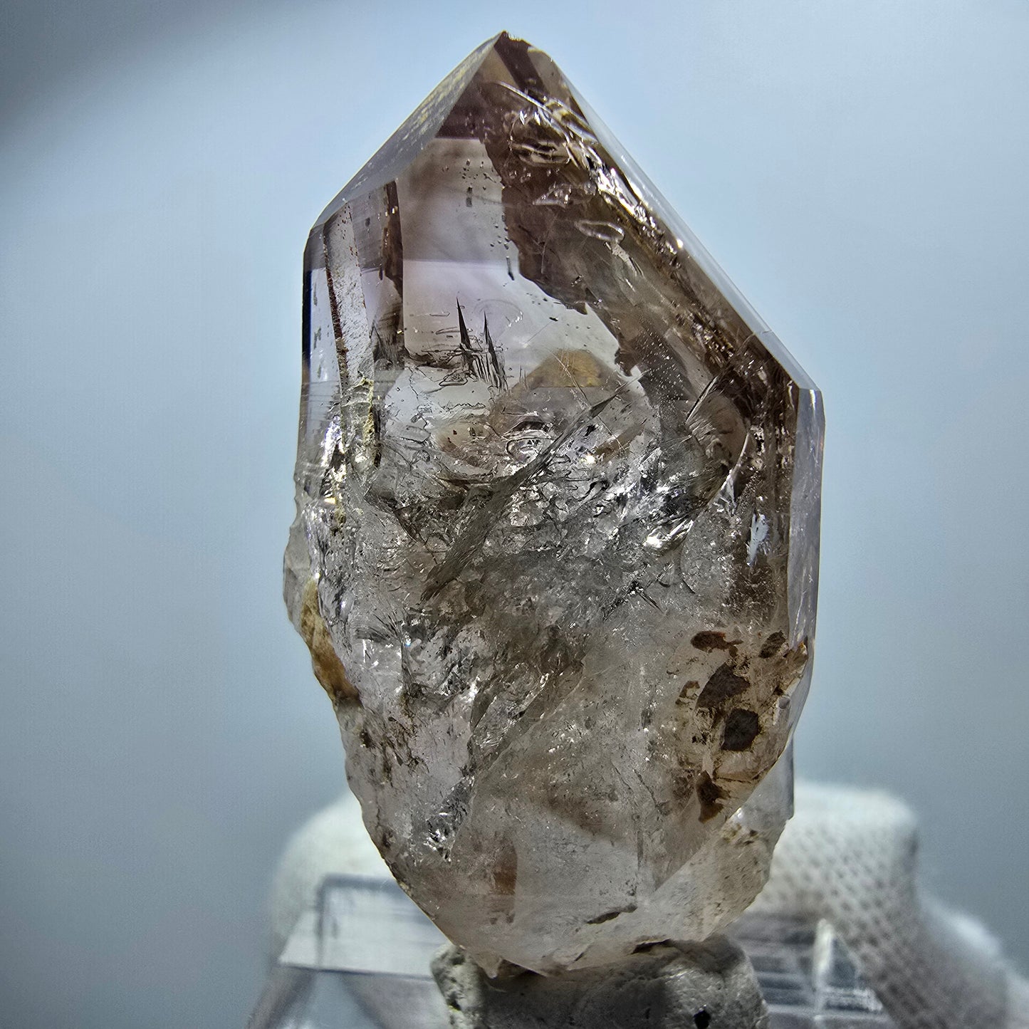 Pointe de sceptre en améthyste fantôme transparente, Goboboseb, Namibie, 41 x 21 x 17 mm