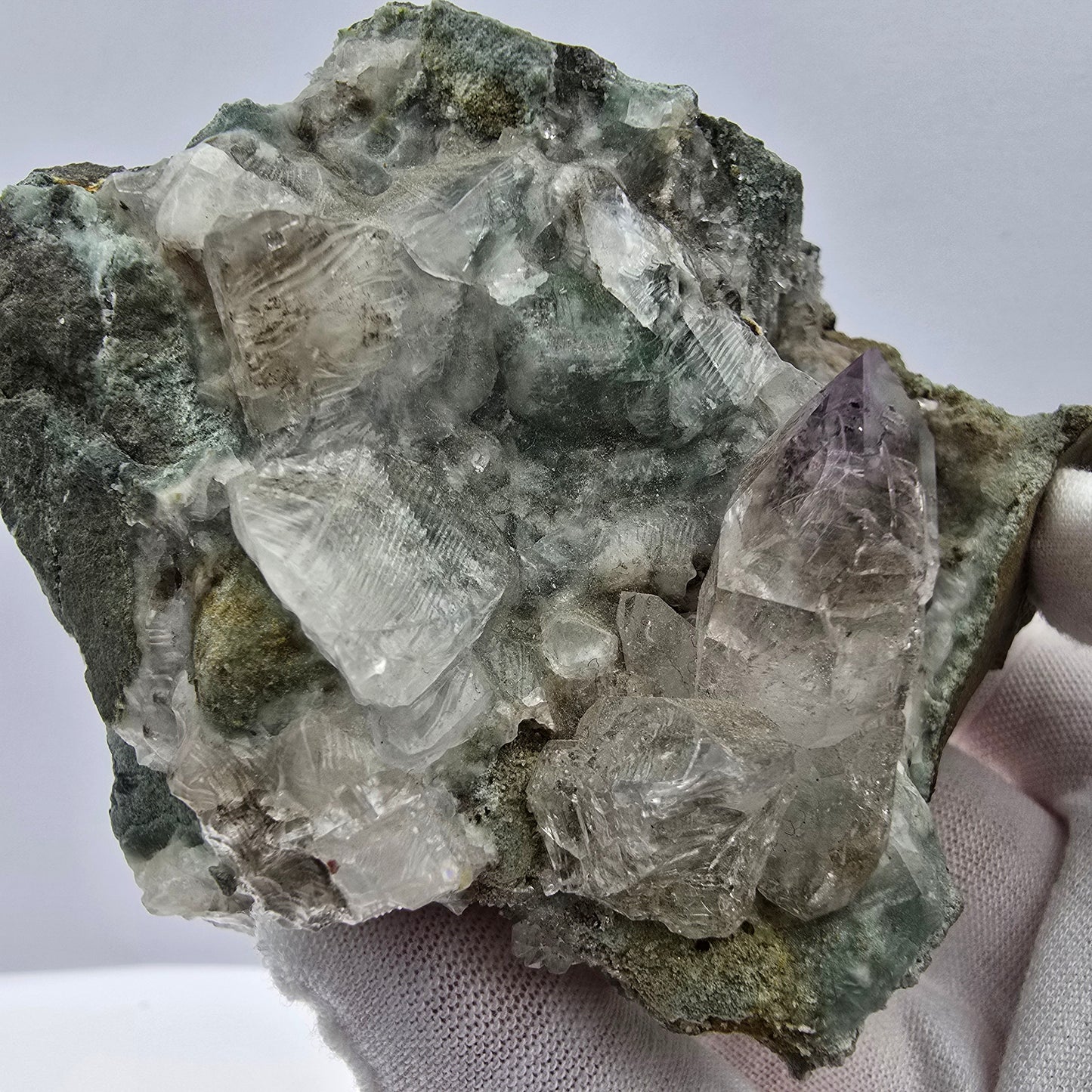 Amethyst Skelett Zepter, UV Calcit auf Matrix Goboboseb, Namibia 101*77*62mm