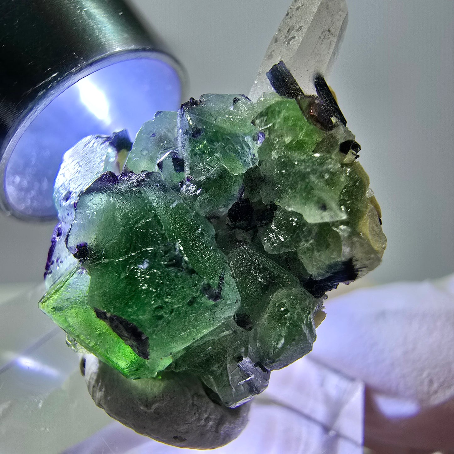 Cube de fluorite fantôme, quartz fumé, tourmaline schol, muscovite, Erongo, Namibie, 31 x 22 x 16 mm