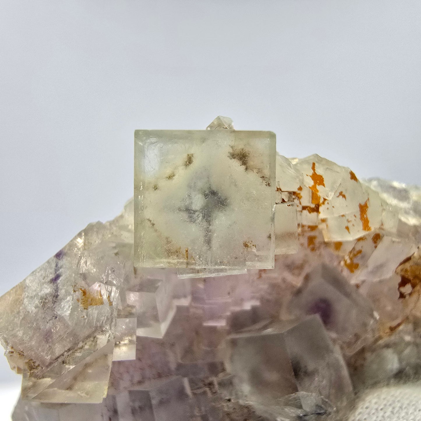 Seltene UV Phantom Fluorit Würfel, Quarz Stufe Brandberg, Namibia 57*52*19mm