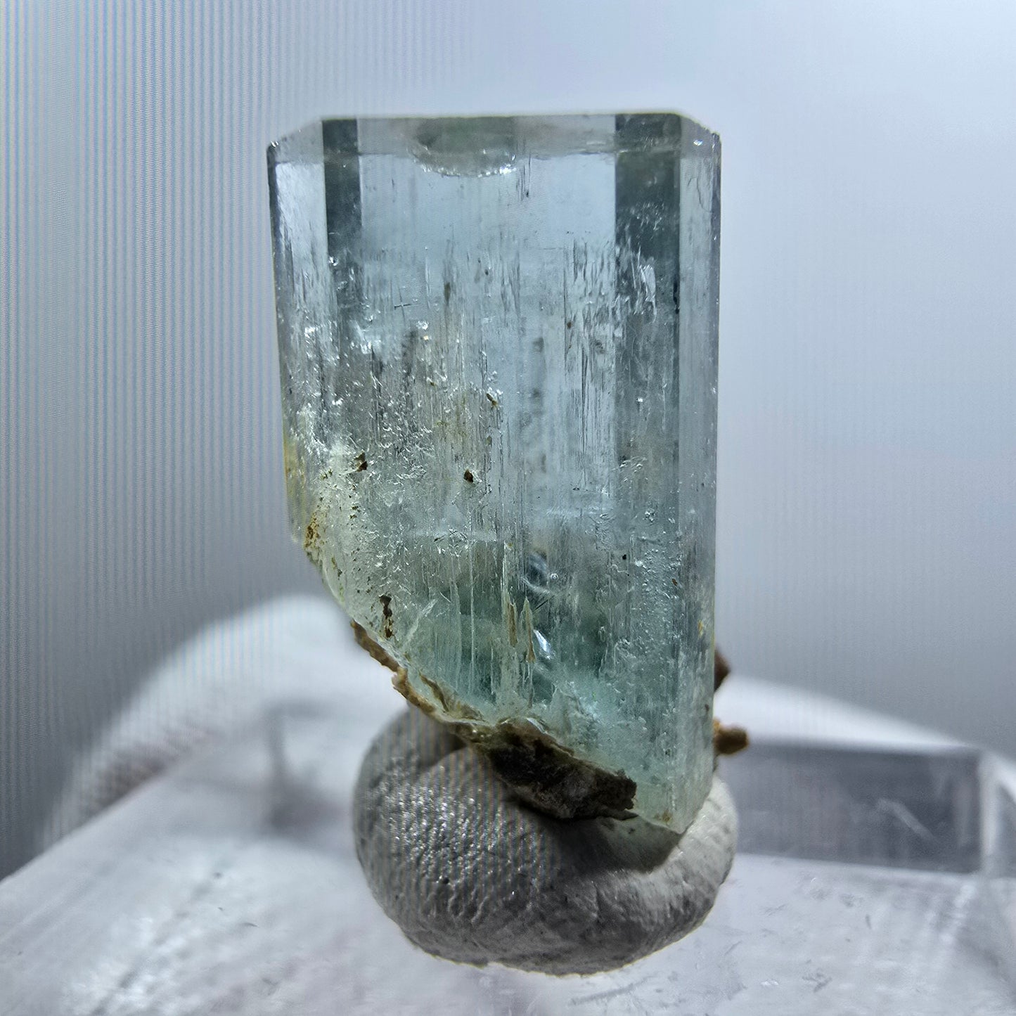Cube d'aigue-marine, tourmaline Schörl, fluorite de fer, Erongo, Namibie, 19 x 10 x 13 mm