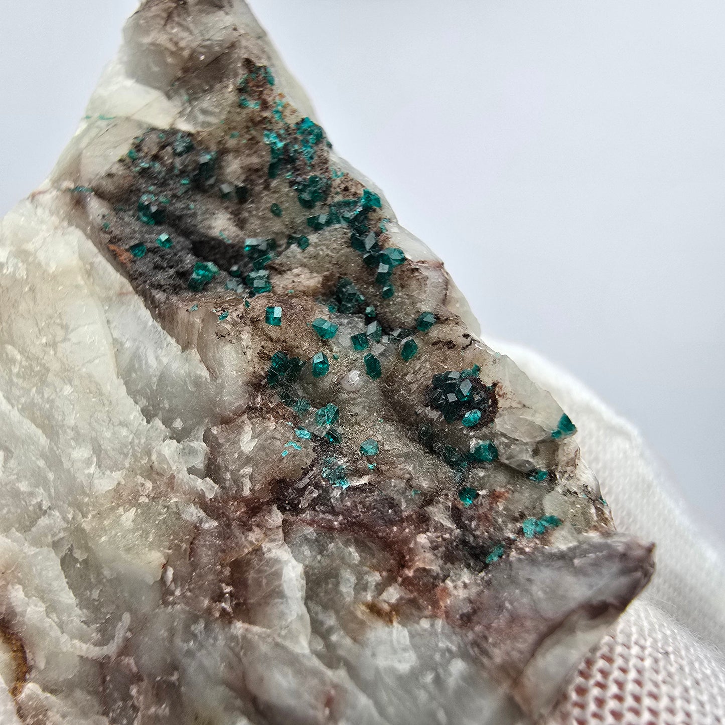 Rare spécimen de dioptase sur quartz Kaokoveld, Namibie 49*26*19mm Collection de minéraux