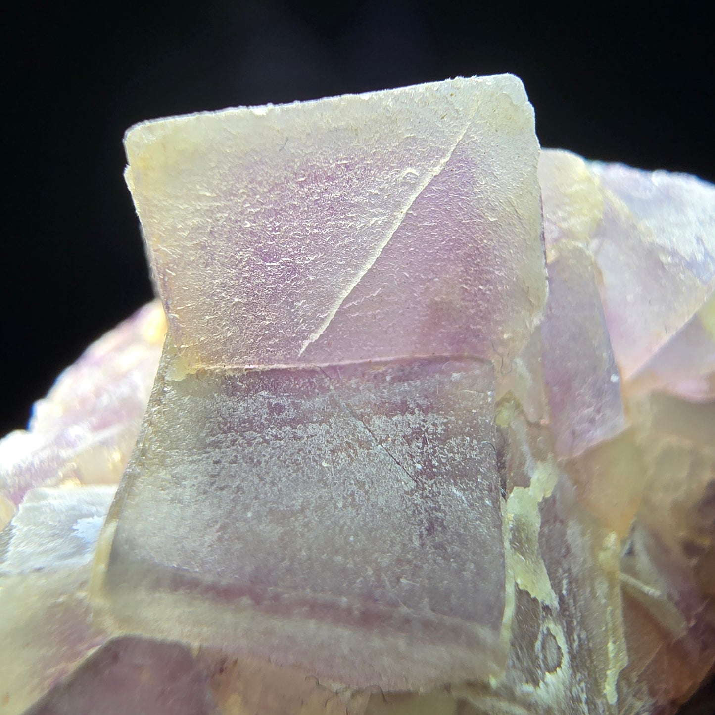 Cube de fluorite fantôme sur étape de quartz violet vert Omehane, Namibie 43*30*24mm