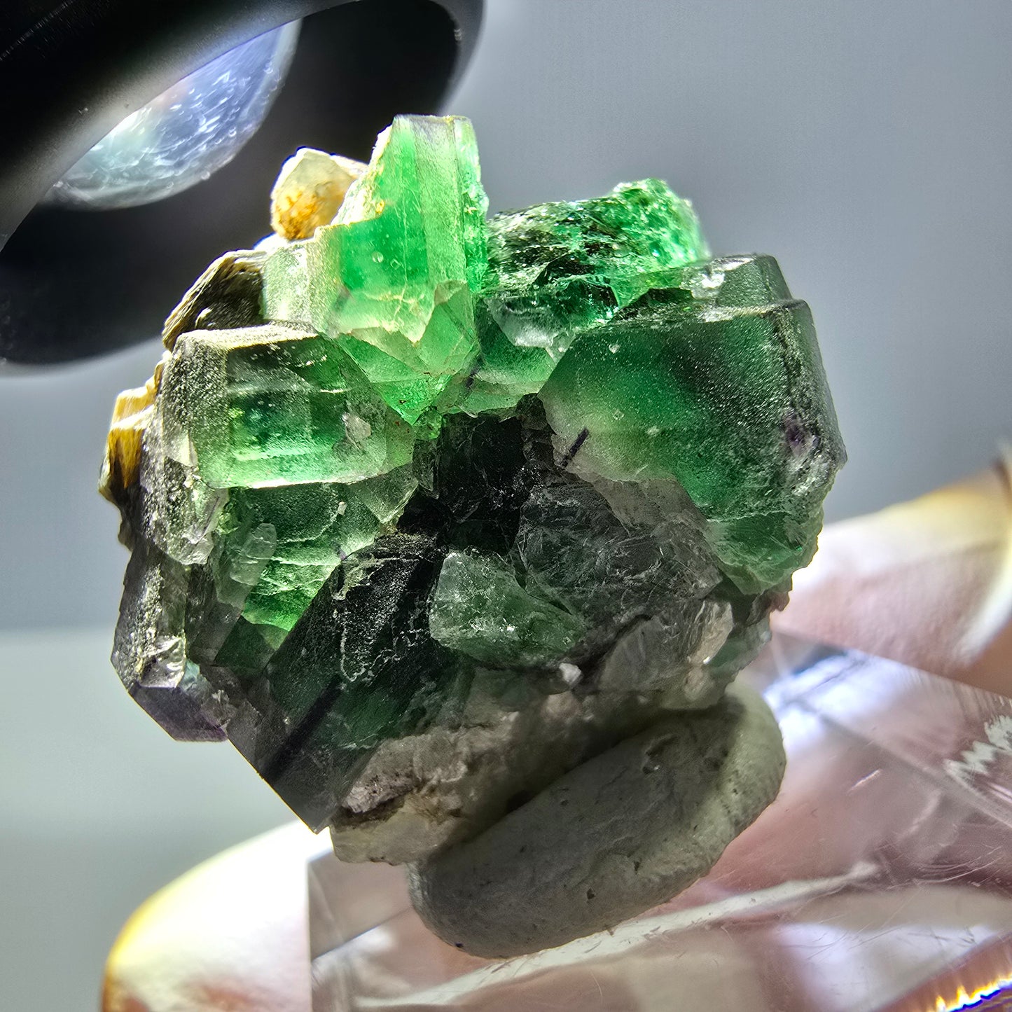 Cube hexagonal de fluorite fantôme, muscovite, tourmaline Schörl, Erongo, Namibie 26 x 24 x 24 mm