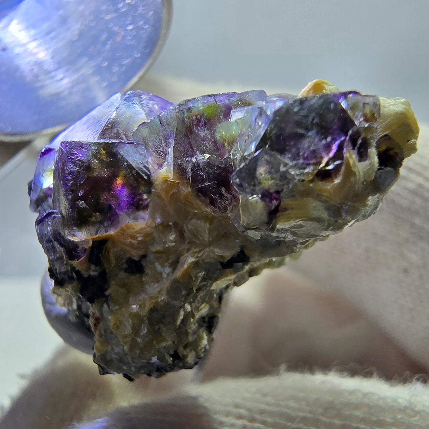 Spécimen de fluorite fantôme colorée, tourmaline scholle, muscovite, Erongo, Namibie, 30 x 19 x 20 mm