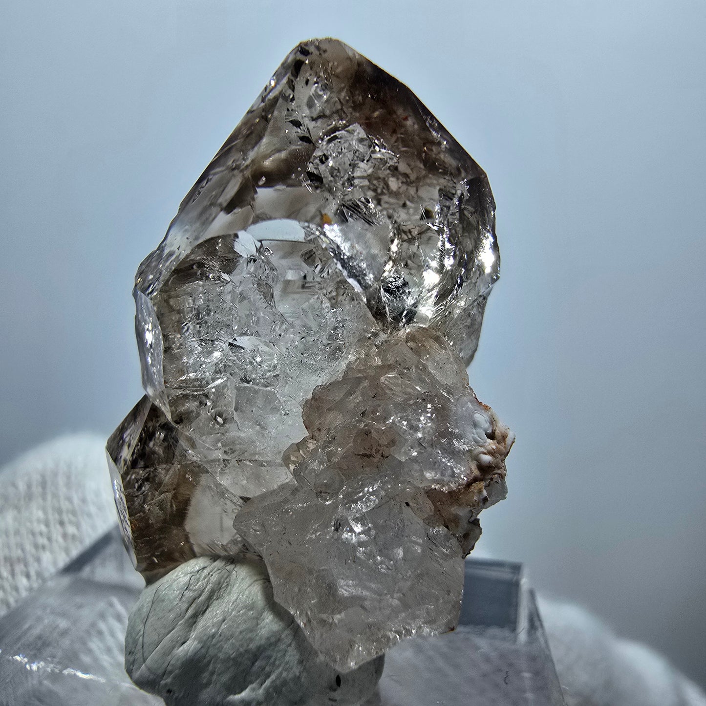 Sceptre en quartz fumé fantôme transparent, DT Point Goboboseb, Namibie, 29 x 20 x 16 mm