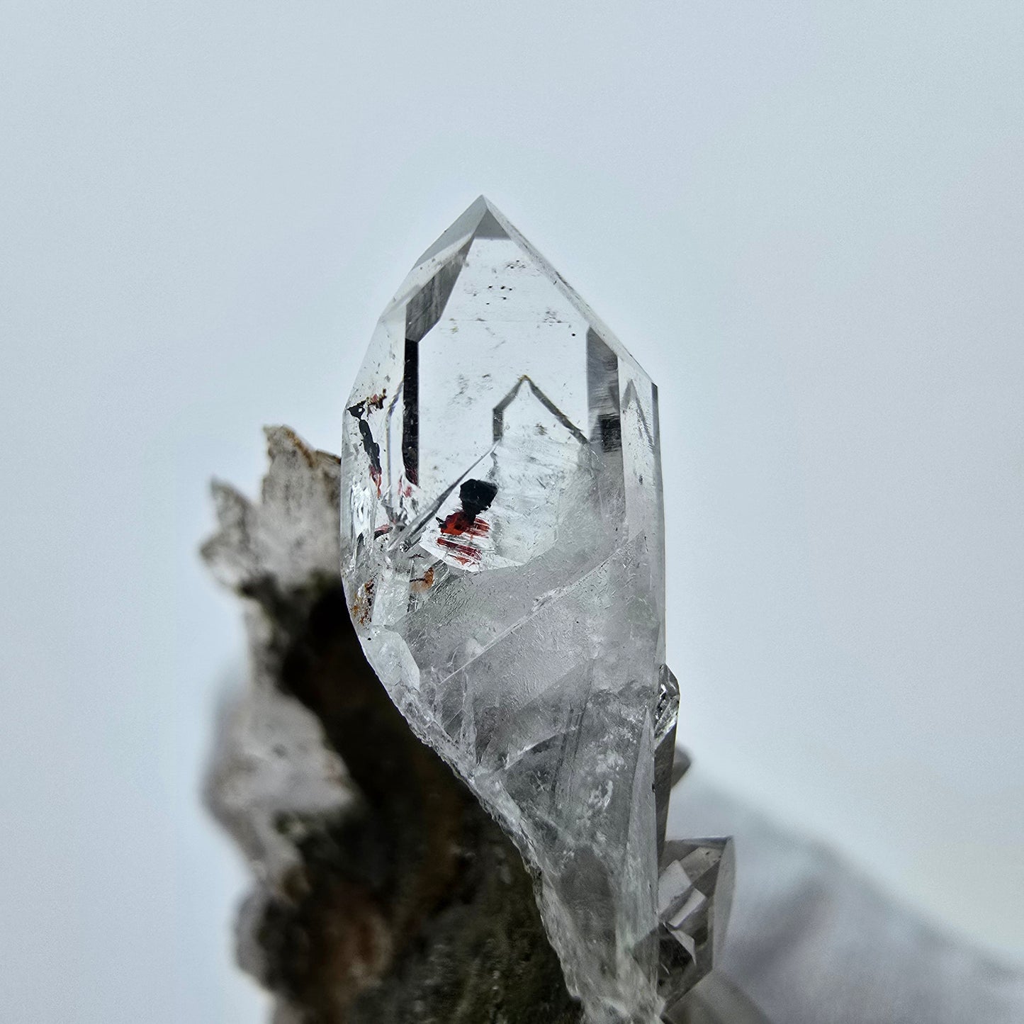 Spécimen rare de quartz fantôme Harlequin, mine Streep, Goboboseb, Namibie, 41 x 29 x 14 mm