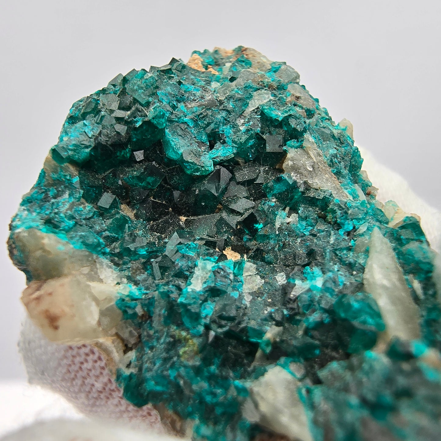 Rare spécimen de dioptase sur quartz Kaokoveld, Namibie 39*24*15mm Collection de minéraux