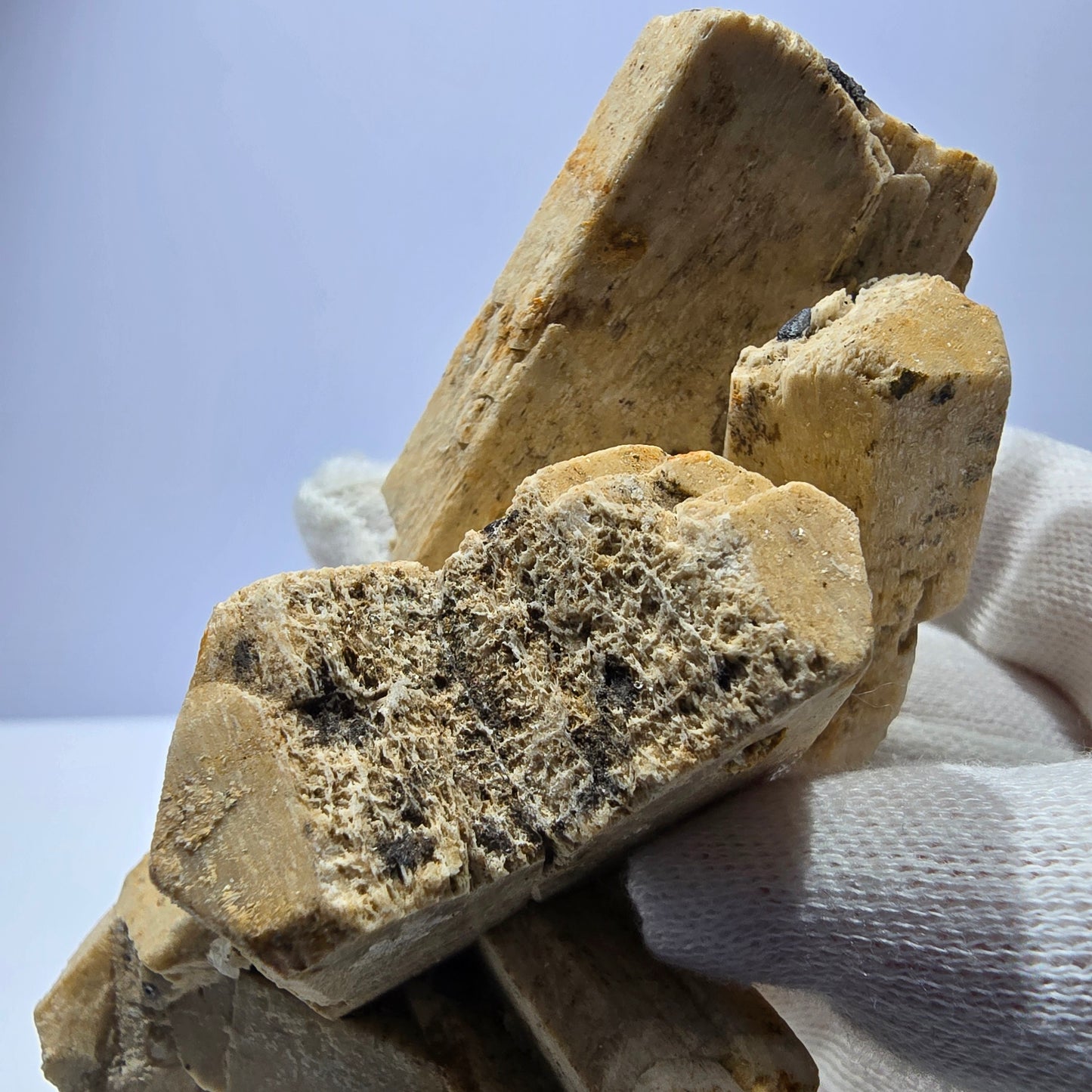 Grand spécimen d'orthose, de tourmaline Schorl et d'hyalite, Erongo, Namibie, 94 x 57 x 50 mm
