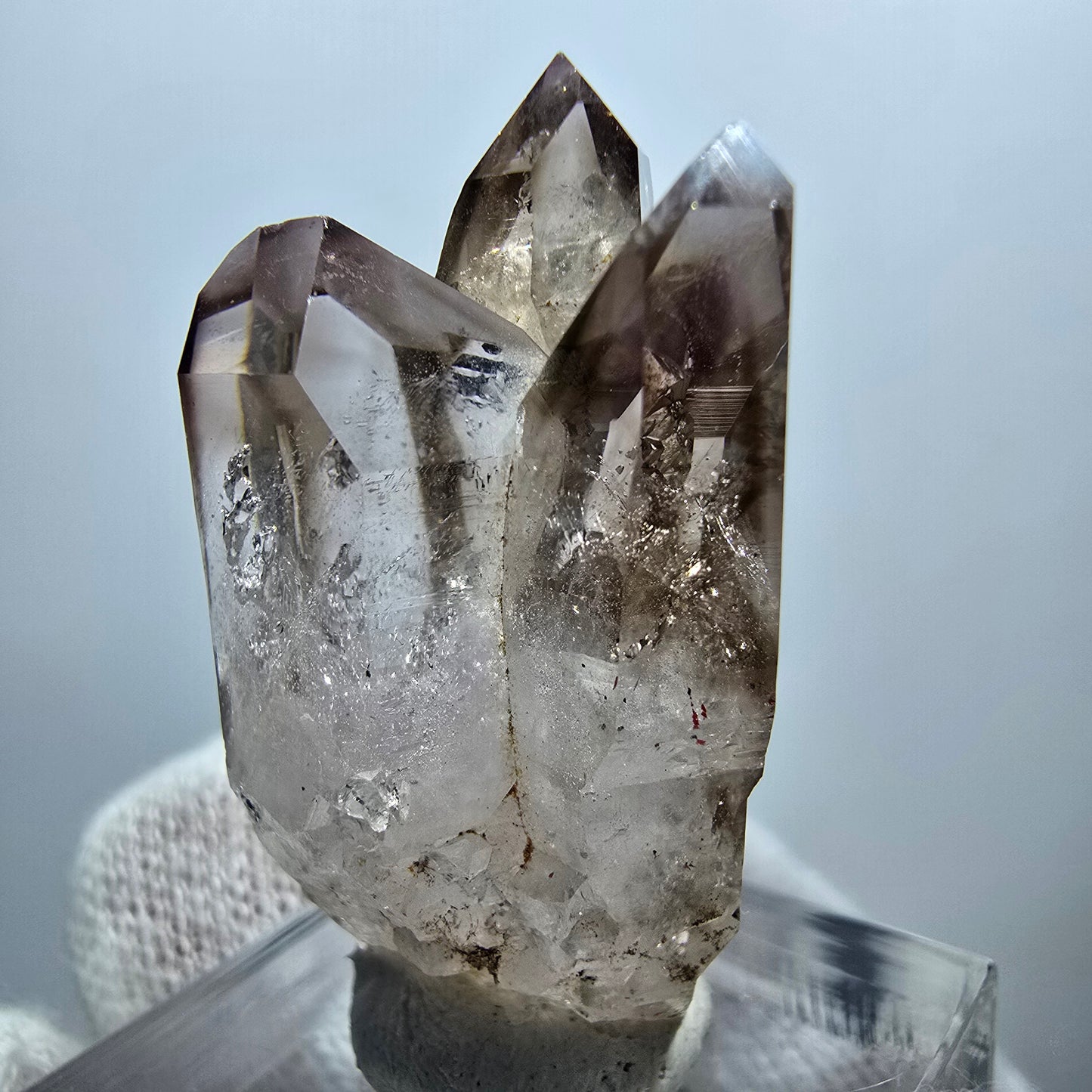 Amas de sceptres en quartz fumé fantôme transparent, Goboboseb, Namibie, 35 x 20 x 17 mm