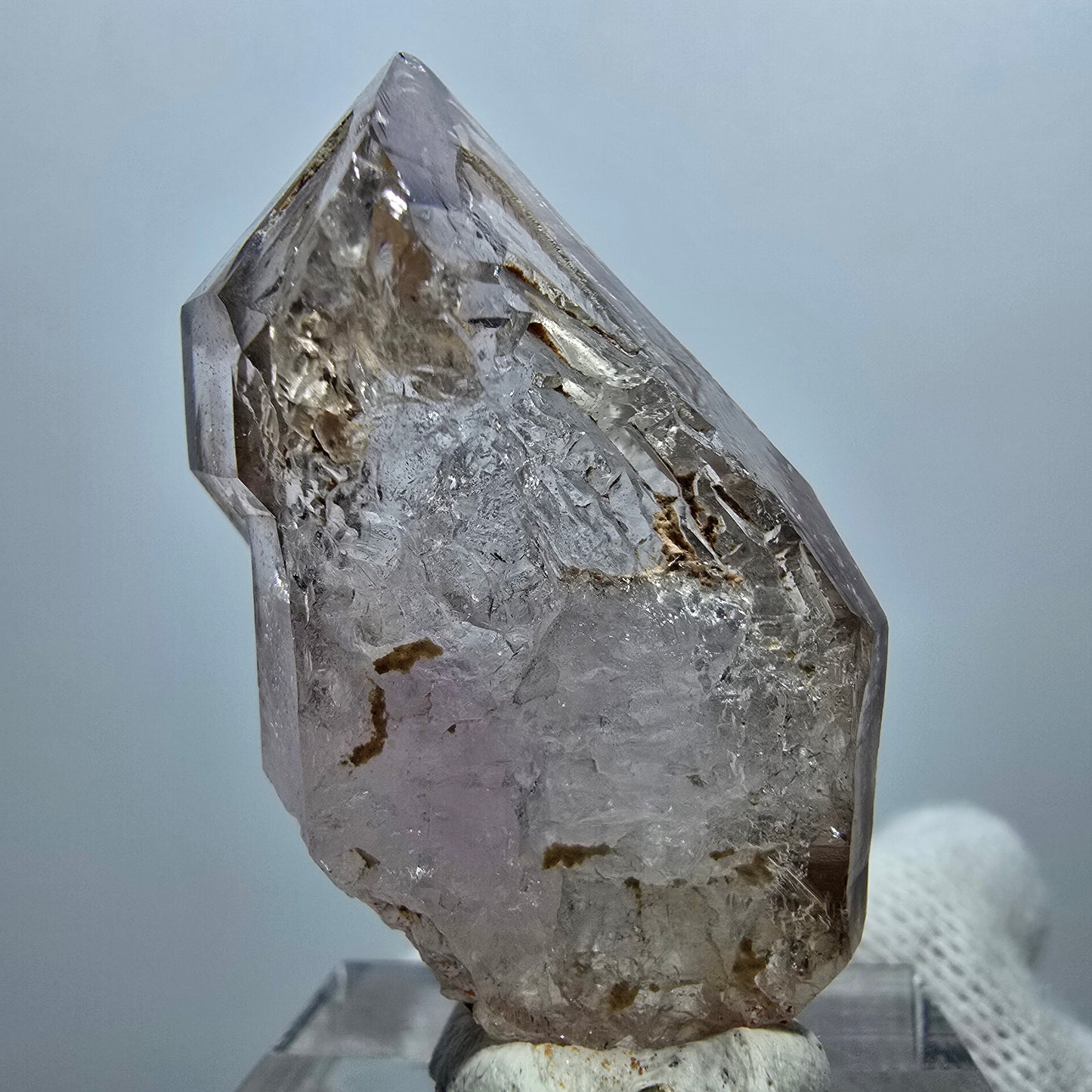 Pointe de sceptre en quartz fumé fantôme transparent, Goboboseb, Namibie, 39 x 23 x 16 mm