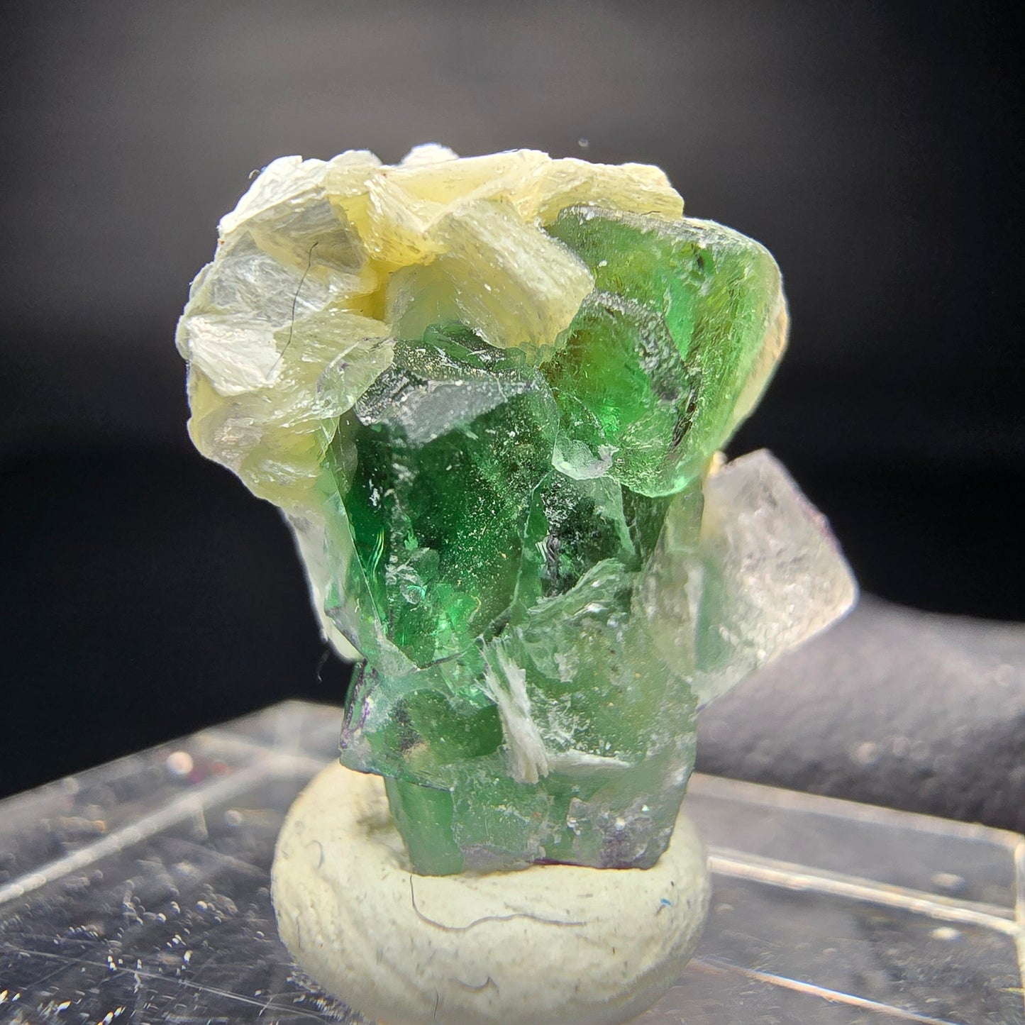 Fluorite fantôme sur scène muscovite Erongo namibie 19*17*11mm Collection minérale