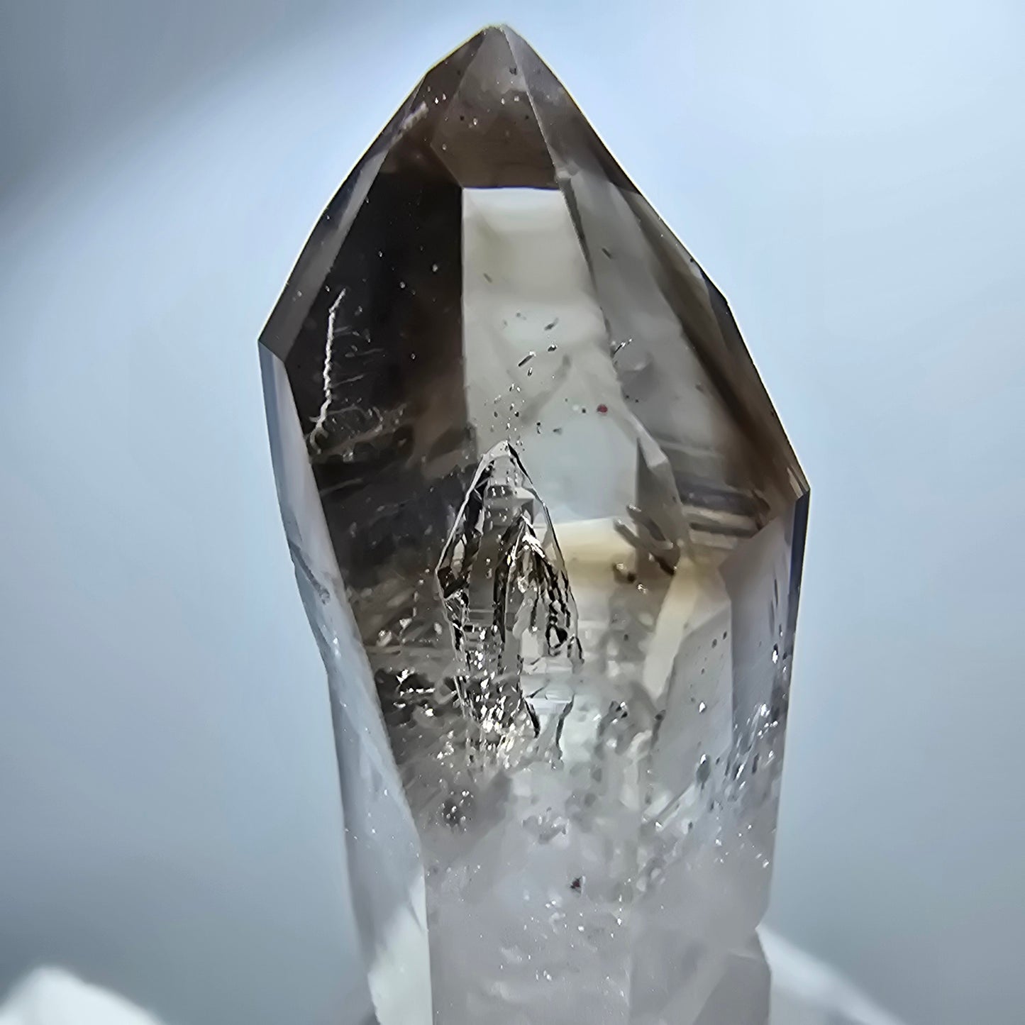 Pointe de sceptre en quartz fumé fantôme transparent, Goboboseb, Namibie, 38 x 14 x 10 mm