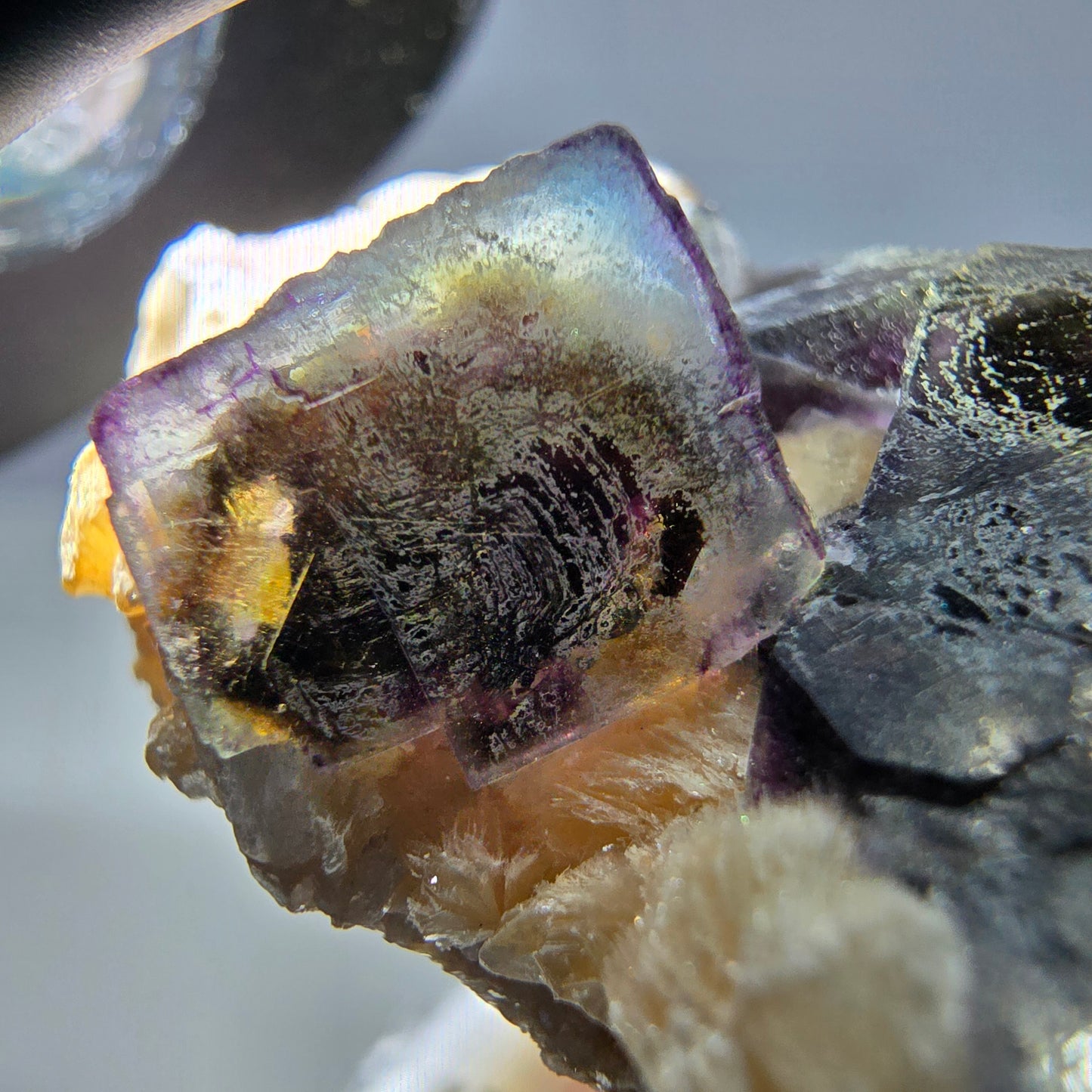 Cubes de fluorite fantôme colorés, spécimen de muscovite, Erongo, Namibie, 43 x 23 x 21 mm