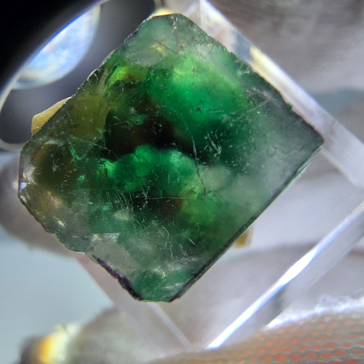 Cube de fluorite fantôme zonal, spécimen de muscovite, Erongo, Namibie, 16 x 15 x 15 mm
