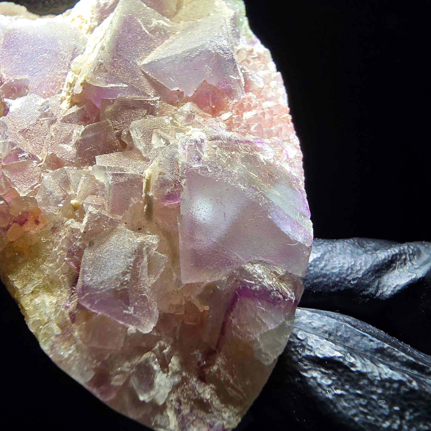 Cube de fluorite fantôme sur scène de quartz violet vert Omehane, Namibie 73*52*18mm