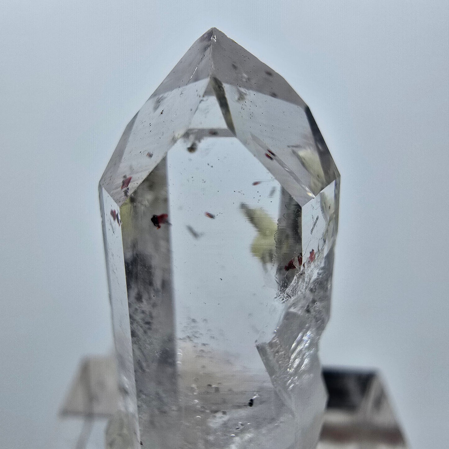 Quartz Harlequin avec préhnite Point Streep Mine, Goboboseb, Namibie 32 x 14 x 11 mm