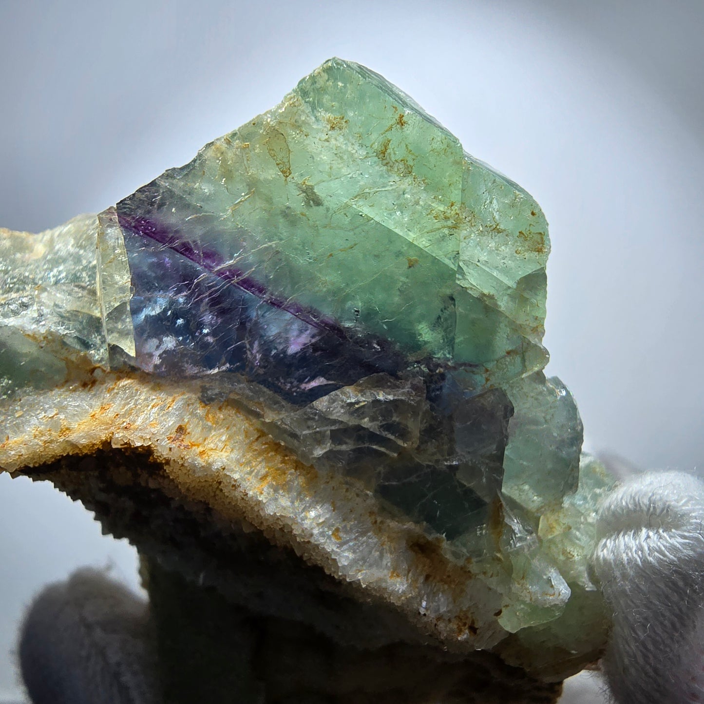 Fluorite rare, classée sur un spécimen de cube de quartz Omehane, Namibie 71*49*33mm