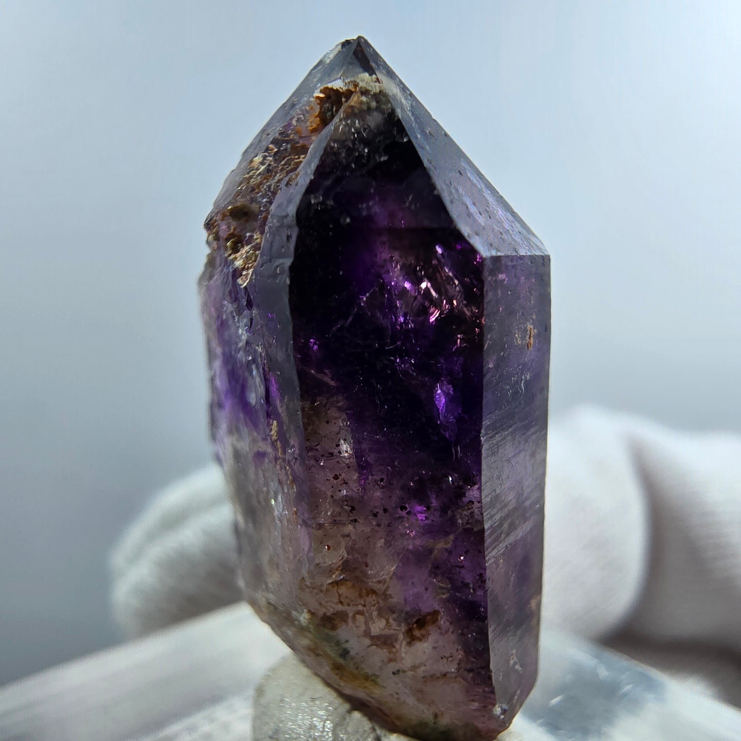 Pointe de sceptre en améthyste fantôme rare à Goboboseb, Namibie, 27 x 16 x 10 mm