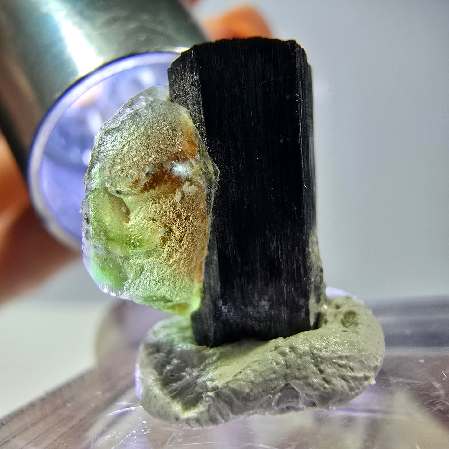 Cube hexagonal de fluorite fantôme, tourmaline Schorl d'Erongo, Namibie 16 x 14 x 13 mm
