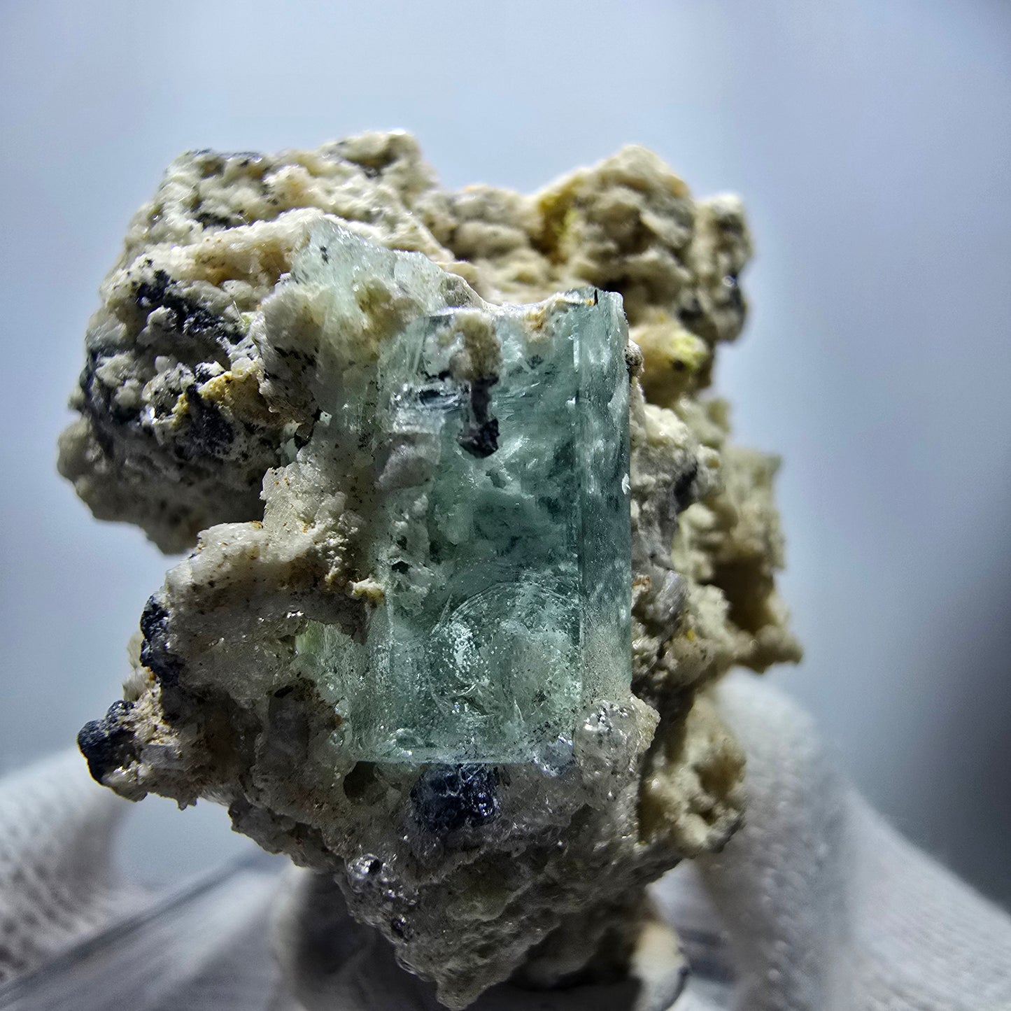Seltene Aquamarin X mit Hyalit, Orthoklas Stufe Erongo, Namibia 39*38*28mm